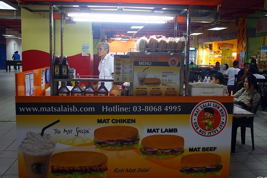Burger mat salai Medan Selera Pinggiran Batu Caves 1 burger mat salai medan selera pinggiran batu caves